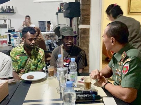 Momen Mayjen TNI Santai Ngopi Bareng Mahasiswa Papua di Mess, Aksinya jadi Sorotan