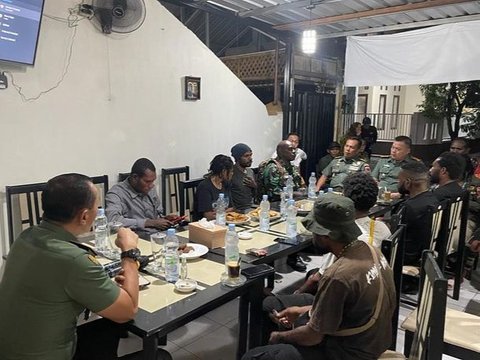 Momen Mayjen TNI Santai Ngopi Bareng Mahasiswa Papua di Mess, Aksinya jadi Sorotan