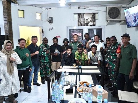 Momen Mayjen TNI Santai Ngopi Bareng Mahasiswa Papua di Mess, Aksinya jadi Sorotan