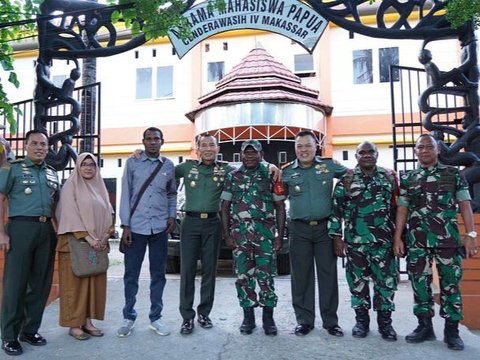 Momen Mayjen TNI Santai Ngopi Bareng Mahasiswa Papua di Mess, Aksinya jadi Sorotan