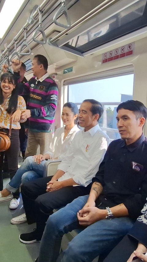 Keseruan Jokowi Ajak Chelsea Islan, Cak Lontong hingga Desta Jajal LRT Jabodebek