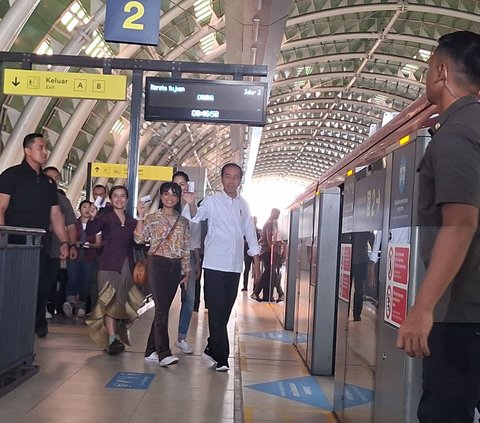 Presiden Joko Widodo atau Jokowi kembali menjajal moda transportasi Light Rapid Tes (LRT) Jabodebek rute Statiun Jati Mulya, Bekasi ke Dukuh Atas, Jakarta, Kamis (10/8/2023). Kali ini, Jokowi mengajak sejumlah artis ibu kota menaiki LRT Lin Bekasi.