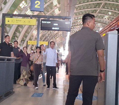 Keseruan Jokowi Ajak Chelsea Islan, Cak Lontong hingga Desta Jajal LRT Jabodebek