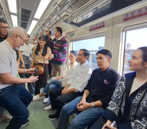 Selanjutnya, dia bersama para artis menaiki LRT. Jokowi duduk di LRT gerbong pertama bersama para menteri dan artis, untuk menuju Statiun Dukuh Atas Jakarta.