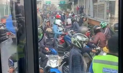 Viral  Puluhan Pemotor Terobos Jalur Transjakarta di Jatinegara, Begini Sanksi dari Polisi