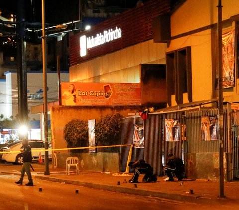 FOTO: Mencekam, Tim Gegana Ledakan Benda Diduga Bom di Lokasi Pembunuhan Capres Ekuador yang Ditembak Oleh Orang Tak Dikenal