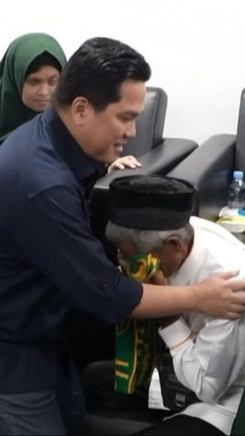 Tangis Haru Ayah Nurlela Sujud ke Erick Thohir Usai Umrah, Sang Menteri Berlutut 'Eh Jangan Pak'