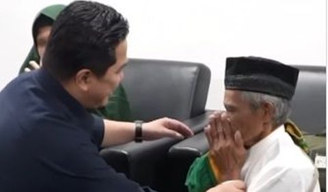 Hal itupun sontak membuat menteri BUMN itu langsung kaget. Ia pun langsung berlutut dan meminta ayah Nurlela agar tidak melakukan hal itu.