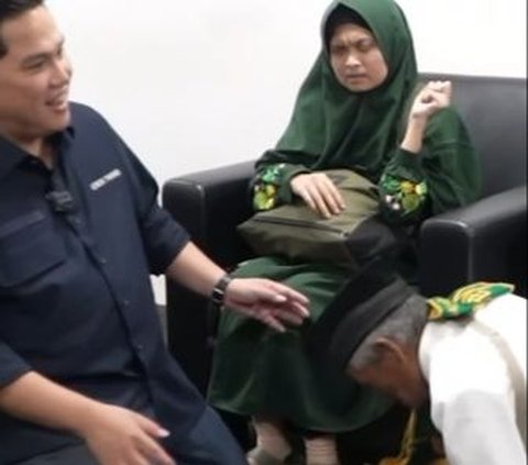 Tangis Haru Ayah Nurlela Sujud ke Erick Thohir Usai Umrah, Sang Menteri Berlutut 'Eh Jangan Pak'