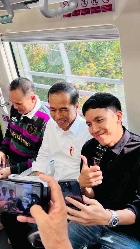 Penuh Canda Tawa Jokowi Ajak Desta dan Cak Lontong Jajal LRT