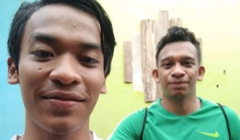 Rifki juga kembali bertemu Runtoboy ketika melakukan training camp Timnas di Jogja. Tak ingin ketinggalan momen, ia juga meminta foto bareng pemain asal Jayapura itu.