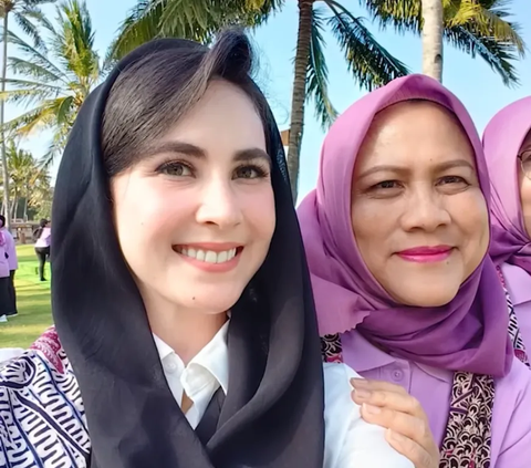 Potret Cantik Arumi Bachsin Dampingi Ibu Negara saat Agenda Dinas di Banyuwangi, Penampilannya Curi Perhatian