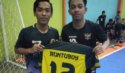 Sangat mengidolakan Runtuboy, Rifki bahkan membuat jersey miliknya dengan menuliskan nama sang idola.