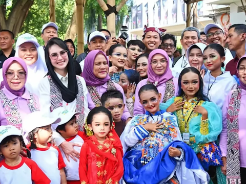 Potret Cantik Arumi Bachsin Dampingi Ibu Negara saat Agenda Dinas di Banyuwangi, Penampilannya Curi Perhatian