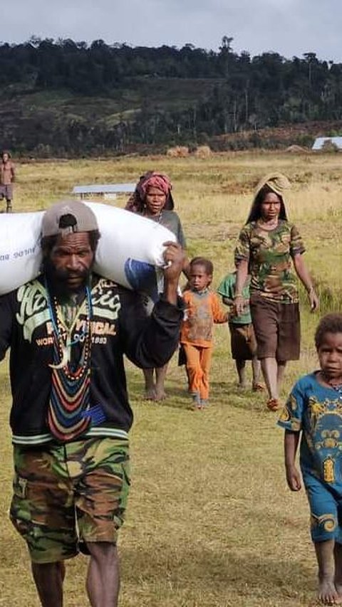 Kapolri Bantu 264,7 Ton Beras dan 1.500 Sembako untuk Warga Papua Terdampak Kekeringan