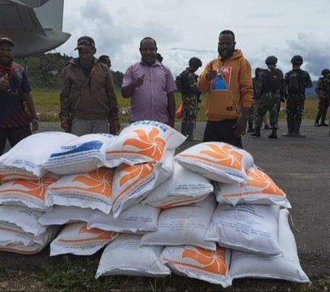 Kapolri Bantu 264,7 Ton Beras dan 1.500 Sembako untuk Warga Papua Terdampak Kekeringan