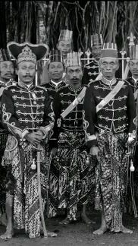 Prosesi ini juga menjadi unjuk kebolehan para raja dan bangsawan Jawa di mata para penjajah.