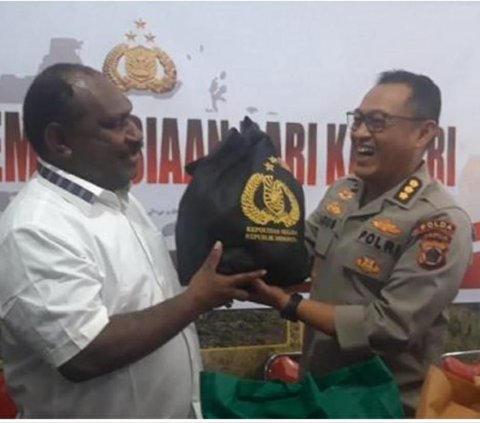 Kapolri Bantu 264,7 Ton Beras dan 1.500 Sembako untuk Warga Papua Terdampak Kekeringan