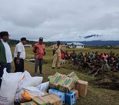 Kapolri Bantu 264,7 Ton Beras dan 1.500 Sembako untuk Warga Papua Terdampak Kekeringan