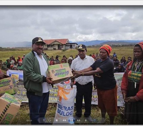 Kapolri Bantu 264,7 Ton Beras dan 1.500 Sembako untuk Warga Papua Terdampak Kekeringan