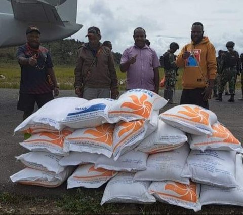 Kapolri Bantu 264,7 Ton Beras dan 1.500 Sembako untuk Warga Papua Terdampak Kekeringan