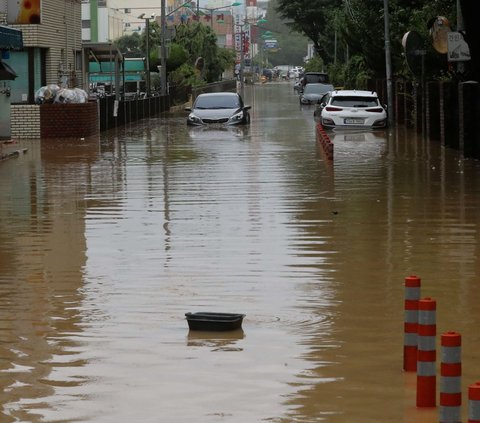 Sejumlah kota Korea Selatan terkena dampaknya seperti di antaranya Busan, Gunwi, Changwon dan Ulsan yang dilanda terjangan banjir hingga tanah longsor.