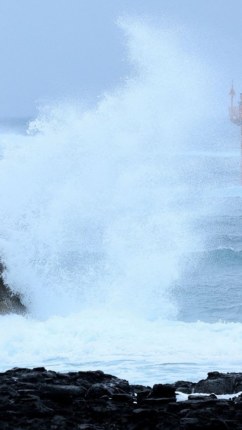 Tak hanya itu, gelombang ombak tinggi pun menerjang pantai saat badai tropis Khanun memasuki Semenanjung Korea, di Pulau Jeju, Korea Selatan, Rabu (9/8/2023).