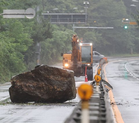 Bencana longsor batu besar pun juga terlihat jatuh di sebuah jalan raya.<br /><br />Batu itu terlihat memblokir sebuah jalan di Ulsan, Korea Selatan.