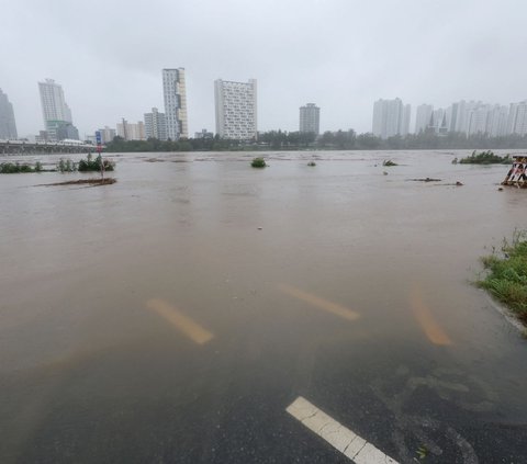 FOTO: Setelah Menghantam Jepang dan Taiwan, Terjangan Badai Khanun Bikin Banjir Parah di Korea Selatan