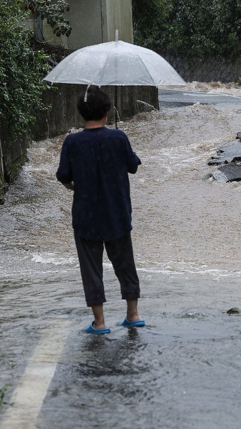 Badai ini telah mencapai pulau resor selatan Jeju. Kemudian mendarat di dekat pelabuhan utama Tongyeong pada Kamis (10/8/2023) pagi.