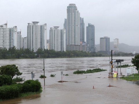 FOTO: Setelah Menghantam Jepang dan Taiwan, Terjangan Badai Khanun Bikin Banjir Parah di Korea Selatan