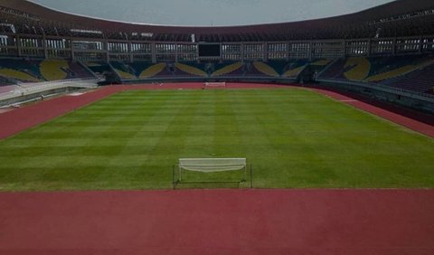 Stadion ini terletak di Jalan Adi Sucipto, Manahan, Banjarsari, Surakarta. Hanya 9 kilometer dari Bandara Internasional Adisumarmo.