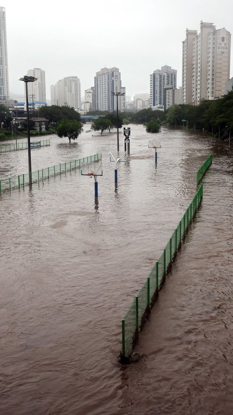 FOTO: Setelah Menghantam Jepang dan Taiwan, Terjangan Badai Khanun Bikin Banjir Parah di Korea Selatan