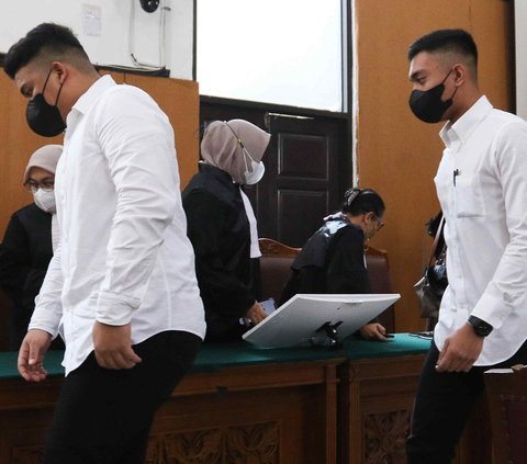 Terdakwa kasus penganiayaan David Ozora, Mario Dandy dan Shane Lukas, meninggalkan ruang sidang usai menjalani sidang tuntutan di Pengadilan Negeri Jakarta Seltan, Jakarta, Kamis (10/08/2023).