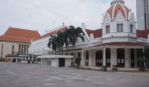 Sepanjang menjabat sebagai Menteri Keuangan, Samsi tinggal dan menetap di Surabaya.