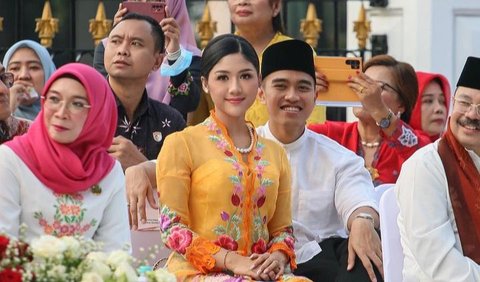 Potret kebersamaan Kaesang Pangarep dan Erina Gudono langsung mencuri perhatian netizen. Potret keduanya so sweet banget.