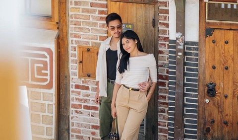 Ada yang menyebut jika Kaesang bucin banget kepada sang istri. Kaesang kerap mengunggah momen mesra bersama sang istri.