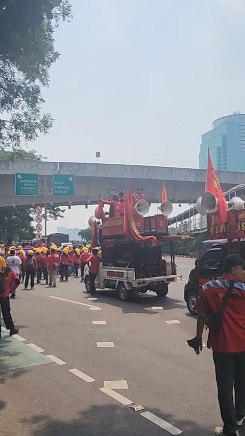 <div>Melintas di Depan Polda Metro, Massa Buruh Bersitegang dengan Polisi: Kami Buruh Pak!</div>