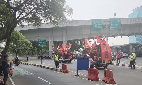 Melintas di Depan Polda Metro, Massa Buruh Bersitegang dengan Polisi: Kami Buruh Pak!