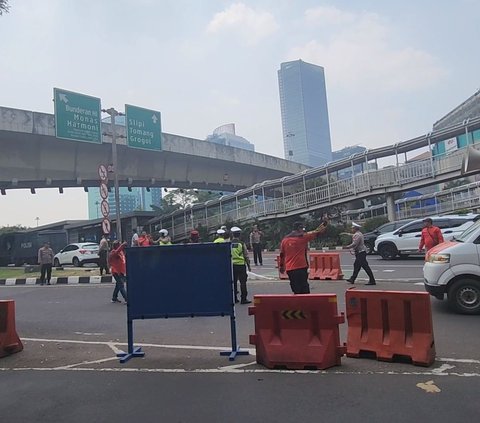 Melintas di Depan Polda Metro, Massa Buruh Bersitegang dengan Polisi: Kami Buruh Pak!