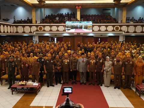 FOTO:  Prabowo dan Gibran Duduk Berdampingan di Peringatan Hari Veteran Nasional, Beginilah Momen Kedekatan Mereka