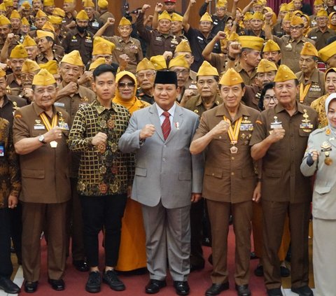 Menteri Pertahanan Prabowo Subianto didampingi Wali Kota Solo Gibran Rakabuming Raka dan Rektor Universitas Sebelas Maret (UNS) Jamal Wiwoho menghadiri peringatan Hari Veteran Nasional (Harvetnas) di  Auditorium GPH Haryo Mataram UNS, Kamis (10/8/2023).