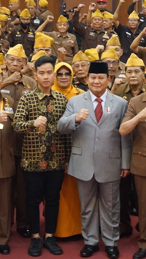 FOTO: Prabowo dan Gibran Duduk Berdampingan di Peringatan Hari Veteran Nasional, Beginilah Momen Kedekatan Mereka