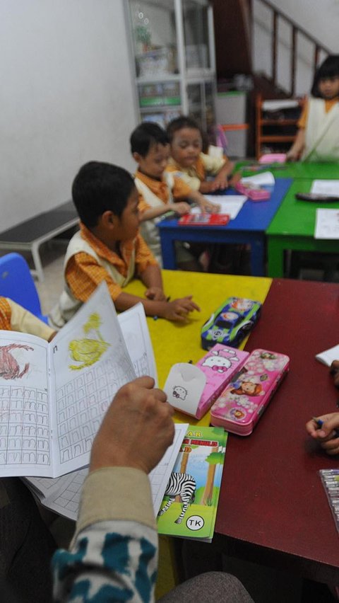 Bahkan SS juga dipindahsekolahkan dari Taman Kanak-Kanak di kawasan Cinere, Depok ke sekolah yang dipilih mantan suaminya di wilayah Tangerang Selatan tanpa berdiskusi dengan Gema, selaku ibunya.