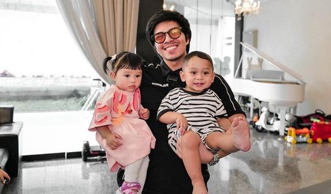 Ada momen lucu saat Atta Halilintar menggendong Ameena dan Baby L. Tampak Ameena melihat ke arah Baby L. Potret keduanya langsung mencuri perhatian netizen.
