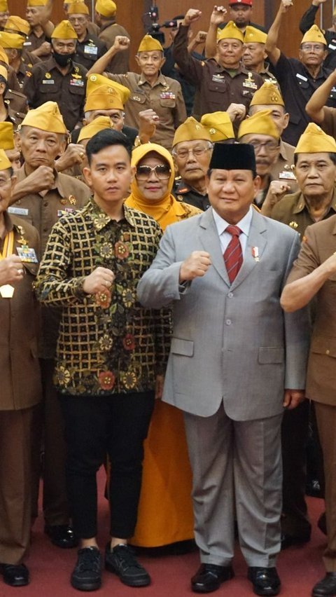 Momen Bacapres Prabowo Joget Bareng Relawan, Blak-blakan Peluang Gibran jadi Cawapres