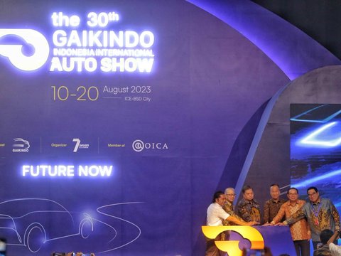 FOTO: Buka Pameran Otomotif GIIAS 2023, Menko Airlangga dan Menperin Agus Gumiwang Jajal Kabin Mobil Baru