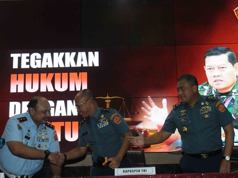 FOTO: TNI Blak-blakan Arogansi Mayor Dedi Geruduk Polres Medan untuk Pamer Kekuatan