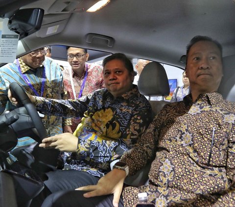 FOTO: Buka Pameran Otomotif GIIAS 2023, Menko Airlangga dan Menperin Agus Gumiwang Jajal Kabin Mobil Baru