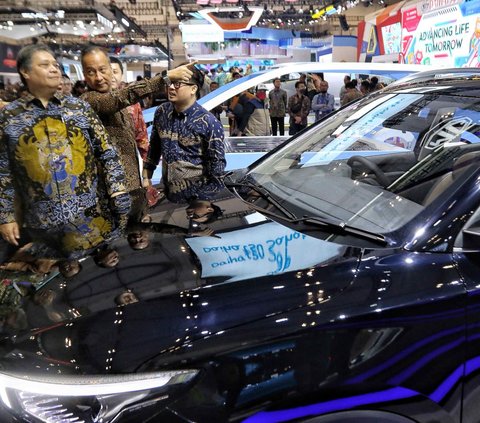 FOTO: Buka Pameran Otomotif GIIAS 2023, Menko Airlangga dan Menperin Agus Gumiwang Jajal Kabin Mobil Baru